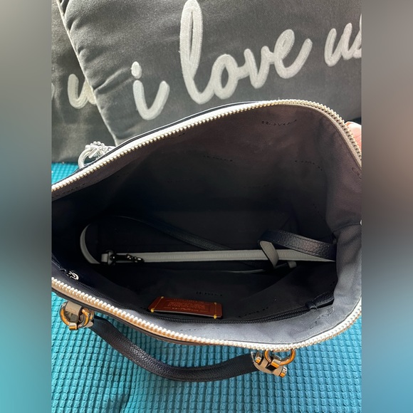 Blue flower coach crossbody purse - Picture 4 of 9